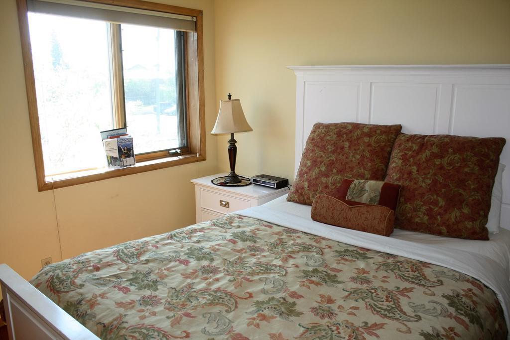 Aurora Bayside Inn Yellowknife Habitación foto