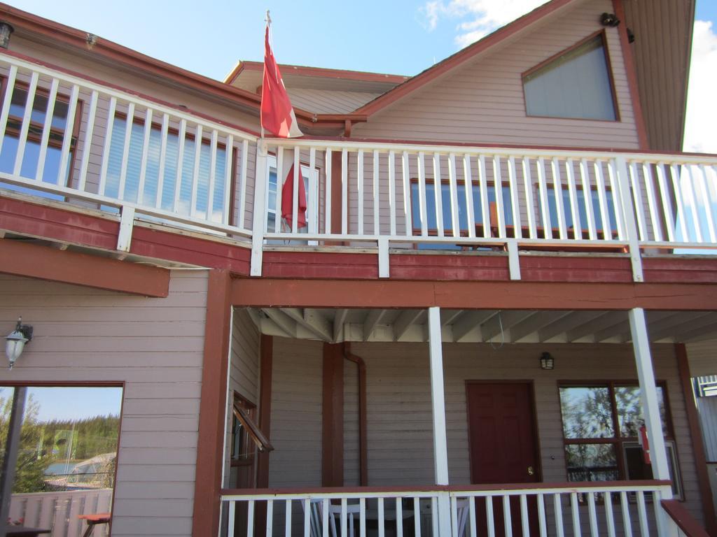 Aurora Bayside Inn Yellowknife Exterior foto